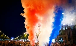Une foule de supporters français fêtent la victoire de la France face à l'Allemagne en demi-finales de l'Euro sur l'avenue des Champs Elysées, le 7 juillet 2016