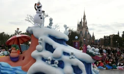 Olaf, ici en statue à Disneyland à Tokyo, a fait fondre le coeur des enfants