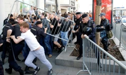 Des manifestants affrontent les forces de l'ordre, le 27 juillet 2019 dans le centre de Moscou