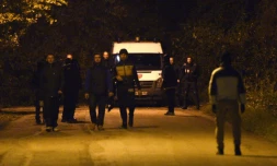 Des migrants marchent devant un car de CRS à Calais, le 10 novembre 2015 