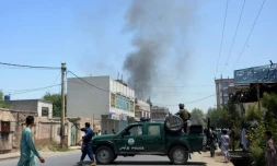 Les forces de sécurité bloquent une rue près du lieu d'une attaque à Jalalabad (nord-est de l'Afghanistan) le 31 juillet 2018. 
