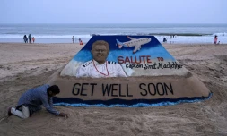 L'artiste indien Sudarsan Pattnaix rend hommage avec une sculpture de sable au pilote indien de Flydubai Smit Machchhar, le 1er octobre 2026 Ă Puri, en Inde