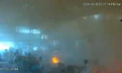 Capture d'écran tirée d'images de vidéosurveillance, diffusée par le ministère saoudien des Médias, le 11 octobre 2026, montrant l'aéroport international de Ryad touché par une frappe houthie, le 10 octobre 2026