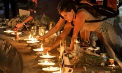 Des citoyens allument des bougies autour de la fontaine place Dizengoff dans le centre de Tel Aviv, le 7 novembre 2023, lors d'une veillée pour les otages pris par le Hamas