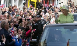 La reine d'Angleterre Elizabeth II salue les Londoniens le jour de son 90e anniversaire, à Windsor dans l'ouest de la capitale britannique le 21 avril 2016