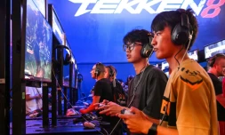 Des visiteurs jouent à Tekken 8 au salon professionnel du jeu vidéo Gamescom, le 24 août 2023 à Cologne
