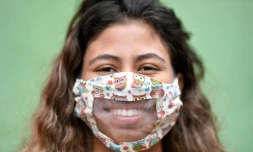 Une femme porte un masque transparent confectionné par des couturières d'une favela de Belo Horizonte, au Brésil, le 15 mai 2020