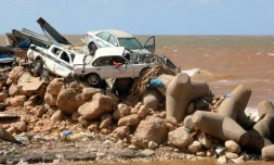 Des voitures empliĂ©es sur des brise-vagues lors des inondations provoquĂ©es par la tempĂȘte Daniel, le 14 septembre 2023 Ă Derna, en Libye