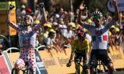 Isaac Del Toro (D) et son leader Tadej Pogacar (G) célèbrent la victoire du Mexicain à l'arrivée de la 2e étape du Tour de France, le 5 juillet 2026 à Barcelone