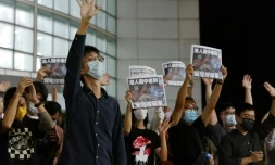 Des journalistes de l'Apple Daily tiennent des exemplaires du dernier numéro du quotidien pro-démocratie, le 24 juin 2021 à Hong Kong