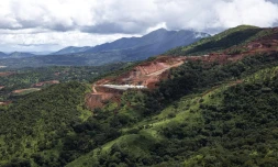 Vue aérienne de la mine de SimFer, dans la chaîne de montagne de Simandou en Guinée, le 2 septembre 2025