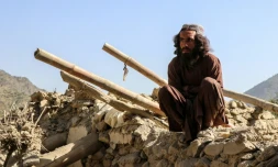 Un habitant est assis sur les restes d'une maison détruite par une attaque aérienne pakistanaise sur le village de Mani, en Afghanistan le 10 juin 2026