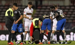 Le Camerounais Patrick Ekeng (au sol) après un malaise lors du match entre son équipe le Dinamo Bucarest et le Viitorul Constanta, le 6 mai 2016 à Bucarest