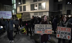 Des manifestants mercredi soir, 14 mars 2018, en marge du concert du chanteur  Bertrand Cantat à Grenoble