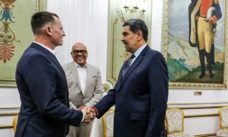 Photo diffusée par la présidence du Venezuela, le 31 janvier 2025, du président vénézuélien Nicolas Maduro accueillant Richard Grenell, l'émissaire du président américain Donald Trump, au palais de Miraflores, à Caracas