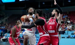 Le capitaine des Bleus Guerschon Yabusele pris en étau dans la défense géorgienne, lors des 8e de finale de l'Euro de basket, le 7 septembre 2025 à Riga