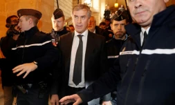 Jérôme cahuzac quitte le tribunal correctionnel de Paris, le 8 décembre 2016