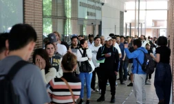 Des personnes font la queue pour entrer dans les locaux de la Commission espagnole d'aide aux réfugiés (CEAR) à Madrid, en Espagne, le 22 avril 2026