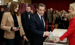 Nicolas Sarkozy et son épouse Carla Bruni dans un bureau de vote du 16 arrondissement le 13 décembre 2015 à Paris 