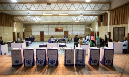 Un bureau de vote Ă Sophiatown, dans la banlieue de Johannesburg, juste avant la clĂŽture du scrutin le 8 mai 2019