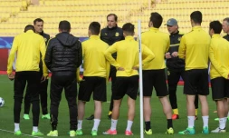 L'entraîneur de Dortmund Thomas Tuchel avec ses joueurs, le 18 avril 2017 au Stade Louis-II de Monaco. 