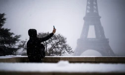 Une personne prend un selfie sous la neige devant la Tour Eiffel, le 5 février 2018 à Paris
