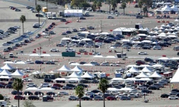Des candidats au vaccin font la queue sur un parking de Los Angeles (Etats-Unis) le 25 février 2021