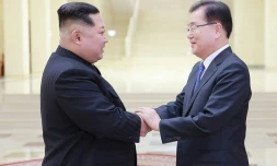 Photo délivrée par le Palais présidentiel de la Corée du sud de la rencontre entre le leader nord-coréen Kim Jong Un et le chef dela délégation sud-coréenne Chung Eui-yong le 5 mars 2018 à Pyongyang