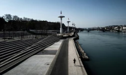 Un homme fait son jogging sur les quais du Rhône à Lyon, le 20 mars 2020