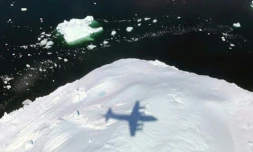 Un avion P-3 de la Nasa mesure l'épaisseur d'un iceberg dans l'Arctique, le 10 mai 2017