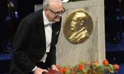 Le prix Nobel de littérature 2014, Patrick Modiano, recevant son prix le 10 décembre 2014 à Stockholm