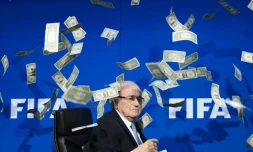 Le président démissionnaire de la Fifa Joseph Blatter reçoit des faux dollars lancés par un manifestant, le 20 juillet 2015 à Zurich