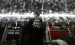 Un employé municipal pulvérise du désinfectant dans un bus pendant une épidémie de Covid-19, le 26 février 2020 à Téhéran, en Iran