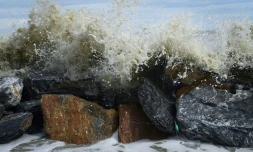 Des vagues s'écrasent contre des digues de rochers après le passage de la tempête Pabuk dans le sud de la Thaïlande, le 5 janvier 2019