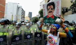 Des policiers bloquent des militants de l'opposition lors d'une marche Ă Caracas, le 16 septembre 2016 au Venezuela