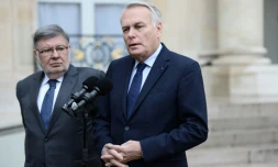 Le ministre des Transports Alain Vidalies et le ministre des Affaires étrangÚres Jean-Marc Ayrault à la sortie d'une réunion de crise le 19 mai 2016 à l'Elysée à Paris