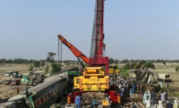Dégagement des wagons après un double accident ferroviaire, le 8 juin 2021 à Daharki, au Pakistan