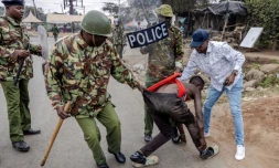 Des policiers arrêtent un manifestant, le 12 juillet 2023 à Nairobi, au Kenya