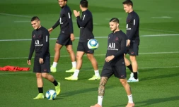 Le milieu italien Marco Verratti (g) et l'attaquant argentin Mauro Icardi du Paris SG s'entraînent au Camp des Loges,  à Saint-Germain-en-Laye le 17 octobre 2019