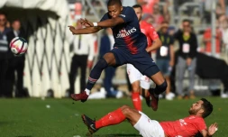 Kylian Mbappé, face à Téji Savanier, le 1er septembre, à Nîmes
