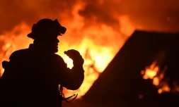 Un pompier devant une maison incendiée à Oroville, en Californie, le 9 juillet 2017
