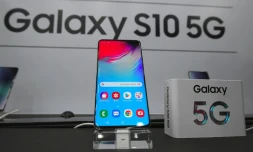 Le tout nouveau Galaxy S10 5G de Samsung en vente dans une boutique SK Telecom à Séoul, le 5 avril 2019