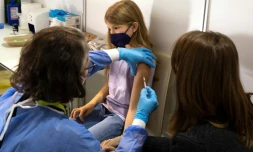 Une fillette reçoit une première dose de vaccin anti-Covid, à Vienne le 15 novembre 2021