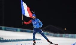 Martin Fourcade franchit la ligne d'arrivée du relais mixte des JO de Pyeongchang en vainqueur, le 20 février 2018