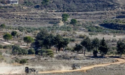 Des véhicules de l'armée israélienne circulent dans la zone tampon qui sépare les forces israéliennes et syriennes sur le plateau du Golan, près de la ville druze de Majdal Shams sur le plateau du Golan annexé par Israël, le 14 décembre 2024