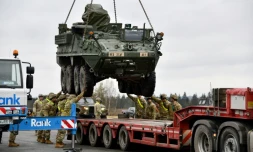 Un blindé américain est chargé sur un camion en vue de son déploiement en Roumanie, le 9 février 2022 sur la base américaine de Vilseck, en Allemagne
