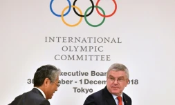 Le président du CIO Thomas Bach (d) et le président du comité olympique japonais Tsunekazu Takeda lors de la commission exécutive, le 30 novembre 2018 à Tokyo tOKY