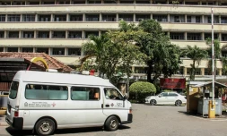 Une ambulance arrive à l'hôpital de Colombo, le 19 juillet 2022 au Sri Lanka