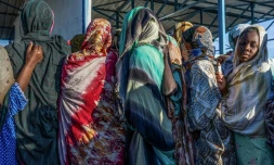 Des réfugiés ayant fui le Soudan attendent devant le bureau d'enregistrement de l'agence des Nations unies pour les réfugiés (HCR) dans le camp de Tiné, au Tchad, le 9 novembre 2025