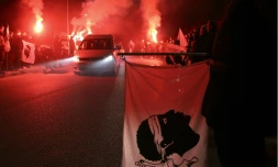 Drapeaux corses, bougies et fumigÚnes à l'arrivée de la dépouille du militant indépendantiste corse Yvan Colonna à Ajaccio, le 23 mars 2022